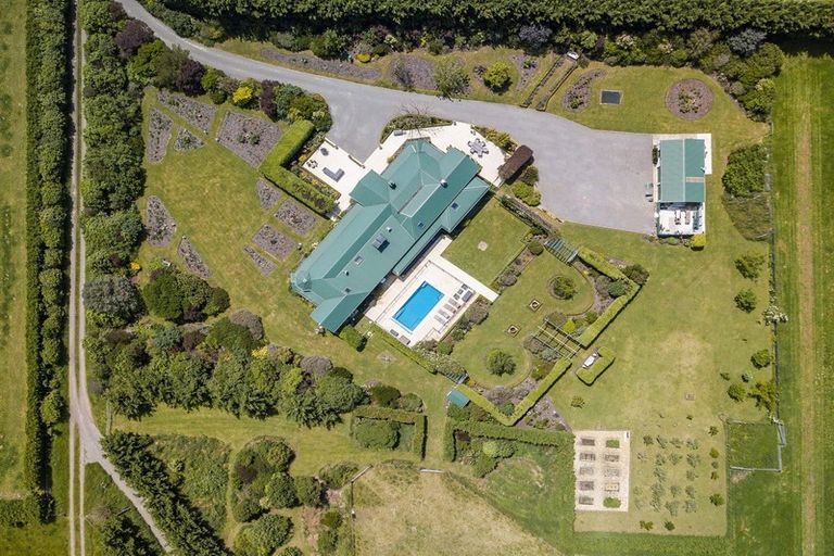 Photo of property in 121 Ferry Road, Martinborough, 5711