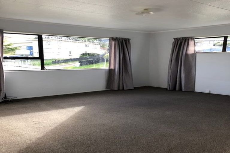 Photo of property in 26 Cheltenham Terrace, Newlands, Wellington, 6037