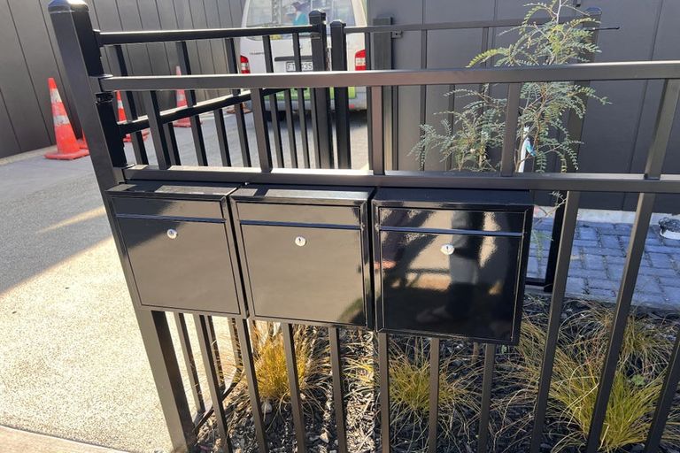 Photo of property in 1/39 Graham Avenue, Te Atatu Peninsula, Auckland, 0610