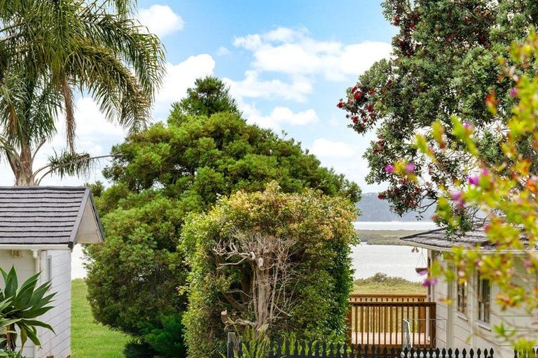 Photo of property in 30 Pipitea Place, Massey, Auckland, 0614