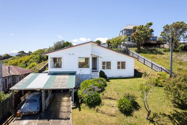 Photo of property in 25 Miles Crescent, Newlands, Wellington, 6037