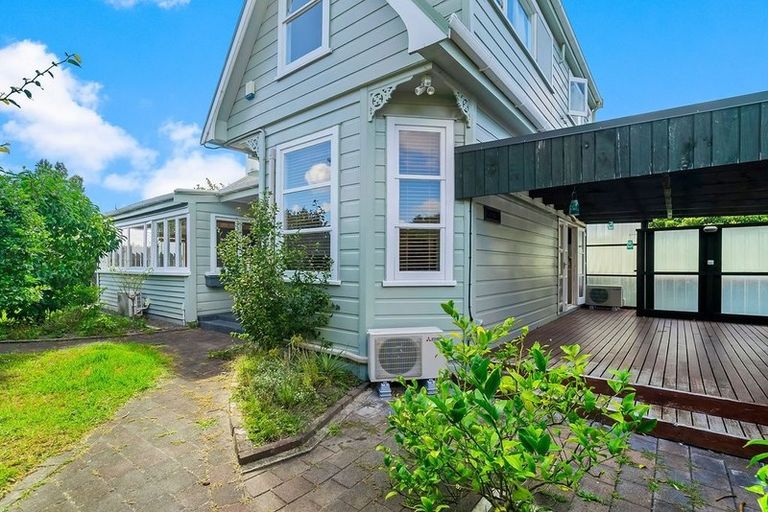Photo of property in 28 Rangatira Road, Birkenhead, Auckland, 0626