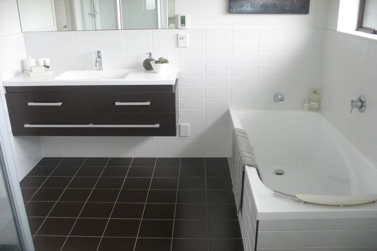 Photo of property in 2/33 Montgomery Avenue, Rothesay Bay, Auckland, 0630