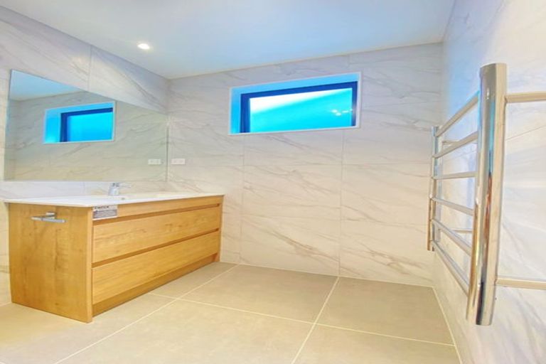 Photo of property in 296c East Coast Road, Forrest Hill, Auckland, 0620