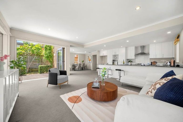 Photo of property in 9 Horizon View Road, Oteha, Auckland, 0632