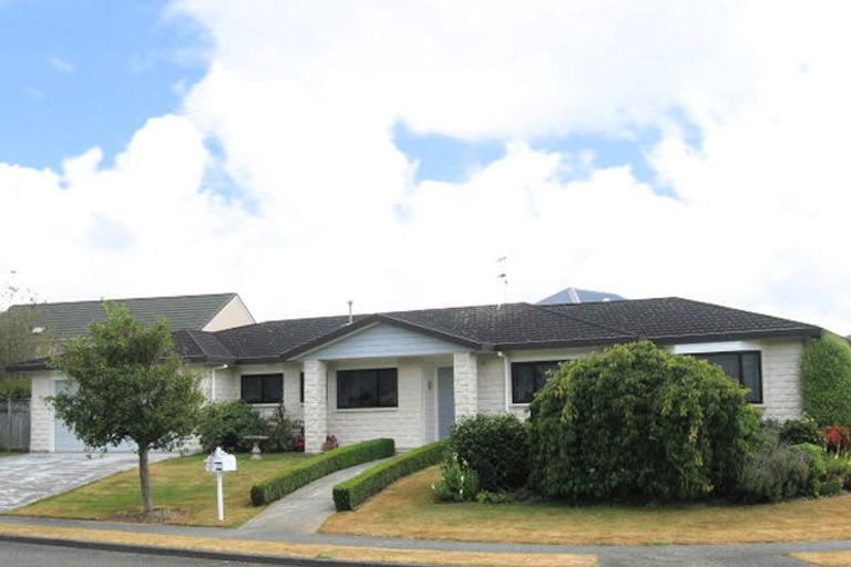 Photo of property in 2 Kingfisher Close, Brown Owl, Upper Hutt, 5018