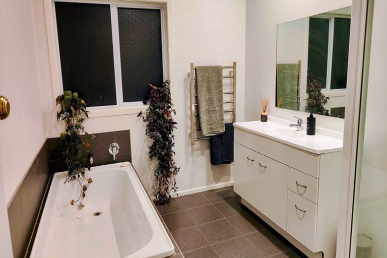 Photo of property in 1/63 Pupuke Road, Birkenhead, Auckland, 0627