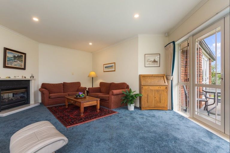 Photo of property in 6 La Lena Grove, Fitzherbert, Palmerston North, 4410