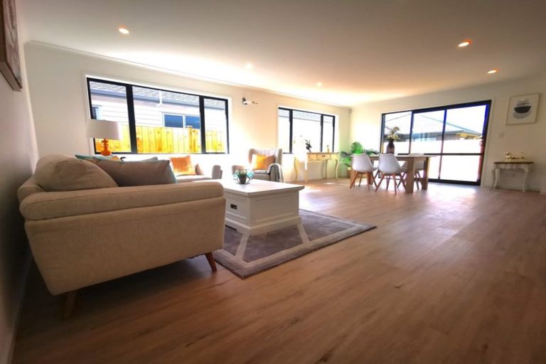 Photo of property in 12 Ropere Street, Kumeu, 0810