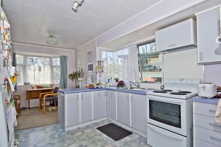 Photo of property in 35 Larissa Avenue, Henderson, Auckland, 0610