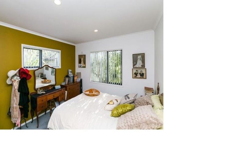 Photo of property in 4 Forbes Lane, Newlands, Wellington, 6037