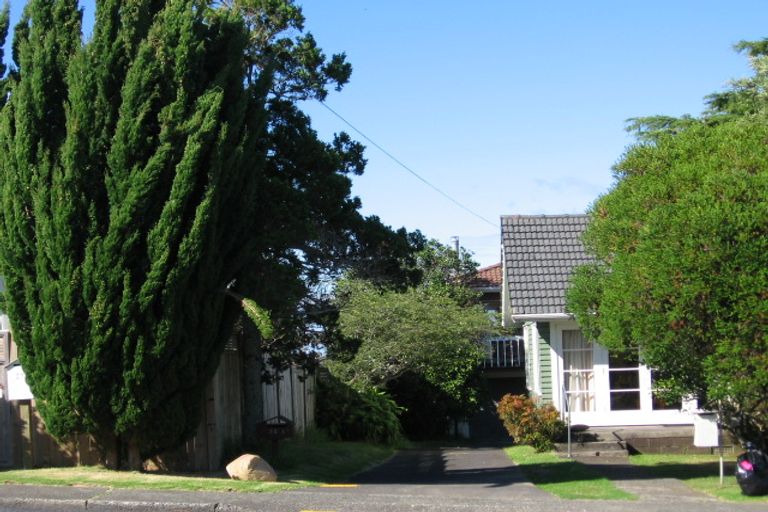 Photo of property in 35 Exmouth Road, Northcote, Auckland, 0627