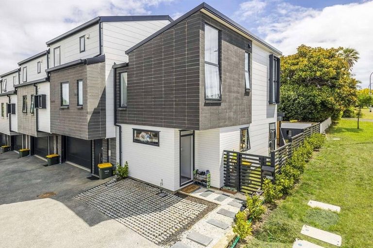 Photo of property in 1/11 Lewis Road, Pakuranga, Auckland, 2010