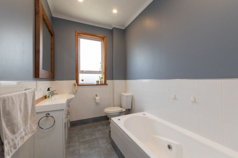 Photo of property in 9 Innes Place, Roslyn, Palmerston North, 4414