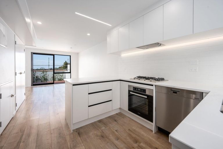 Photo of property in 6/737 East Coast Road, Browns Bay, Auckland, 0630
