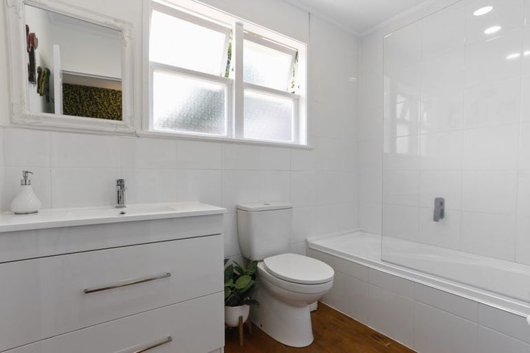 Photo of property in 30 Arosa Place, Forrest Hill, Auckland, 0620