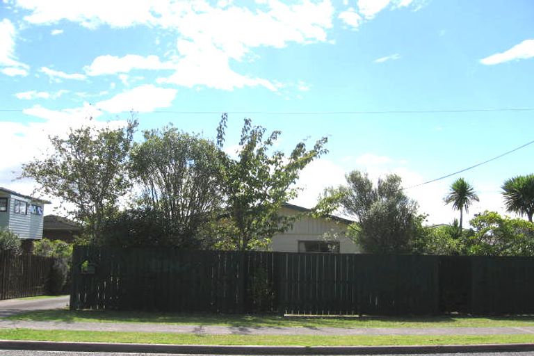 Photo of property in 16 Ridge Road, Waiake, Auckland, 0630