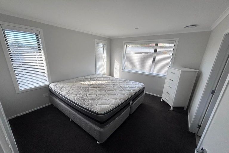 Photo of property in 5 Rewarewa Way, Timberlea, Upper Hutt, 5018