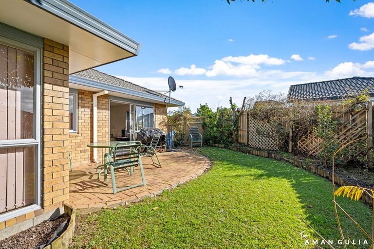 Photo of property in 32 Heversham Place, Glendene, Auckland, 0602