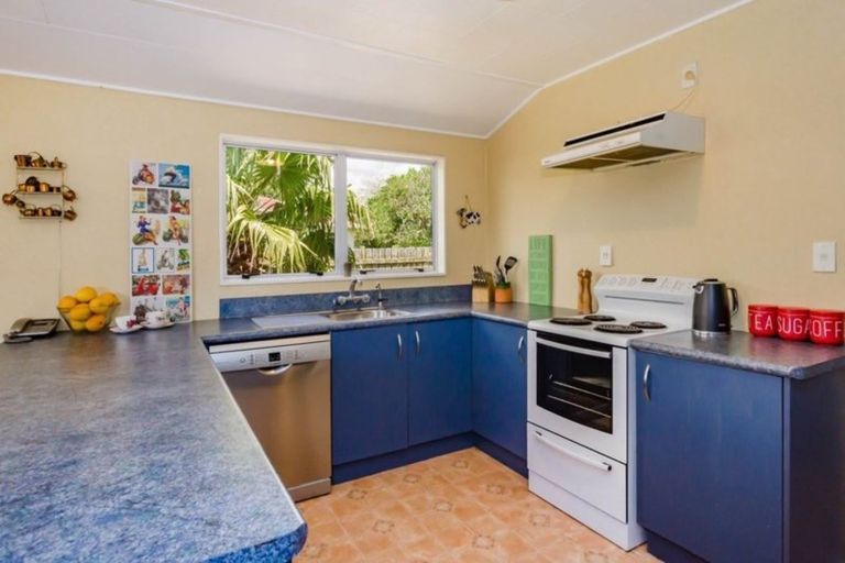 Photo of property in 96 Queens Road, Waikanae Beach, Waikanae, 5036