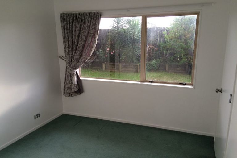 Photo of property in 2/842 East Coast Road, Oteha, Auckland, 0630