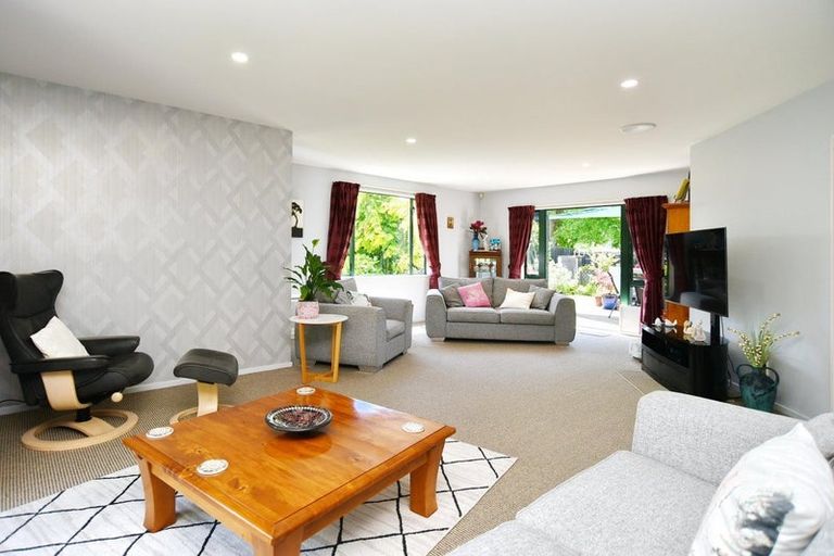 Photo of property in 21 Thornwood Place, Redwood, Christchurch, 8051