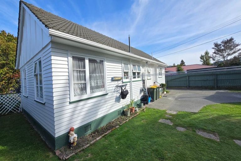 Photo of property in 195 Stokes Valley Road, Stokes Valley, Lower Hutt, 5019