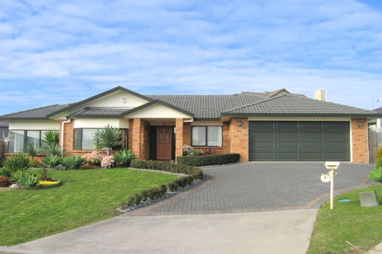 Photo of property in 6 Gilnockie Close, East Tamaki Heights, Auckland, 2016