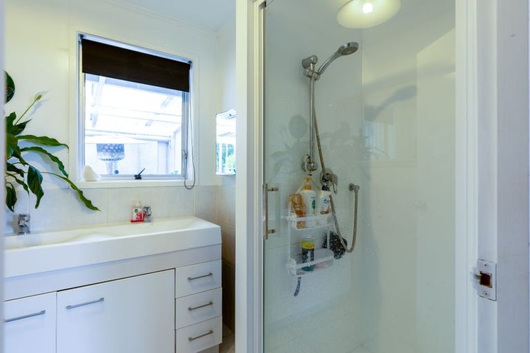 Photo of property in 2/52 Staincross Street, Green Bay, Auckland, 0604