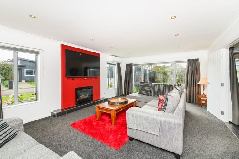 Photo of property in 3 D'urville Place, Kelvin Grove, Palmerston North, 4414
