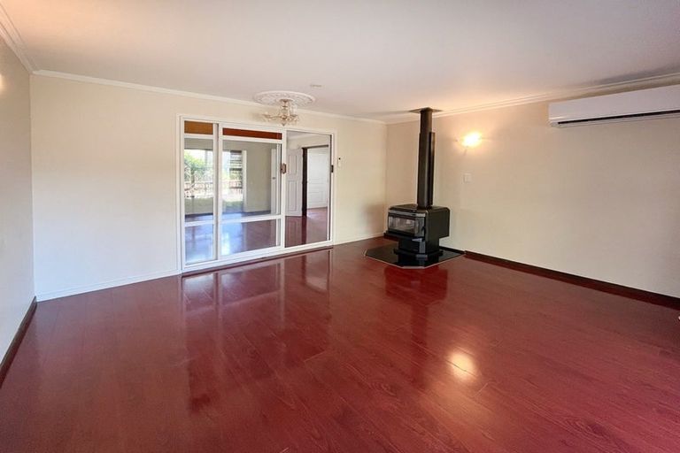 Photo of property in 11 Ravenstone Place, Chatswood, Auckland, 0626