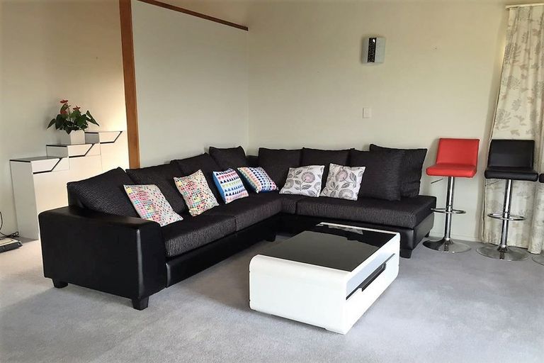 Photo of property in 1/191 Glenfield Road, Hillcrest, Auckland, 0627