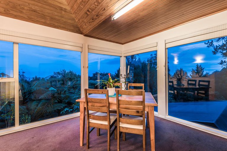 Photo of property in 412 Scenic Drive, Waiatarua, Auckland, 0612