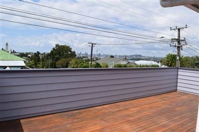 Photo of property in 1/47 Rawene Road, Birkenhead, Auckland, 0626