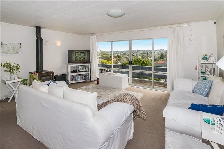 Photo of property in 12 William Souter Street, Forrest Hill, Auckland, 0620