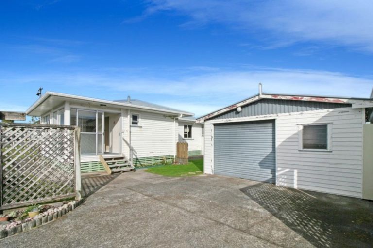 Photo of property in 15 Turakina Street, Merrilands, New Plymouth, 4312
