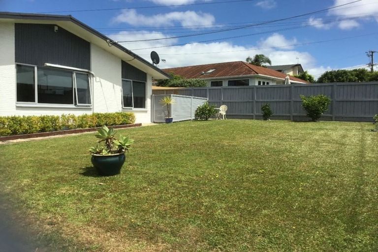 Photo of property in 1/104 East Coast Road, Forrest Hill, Auckland, 0620