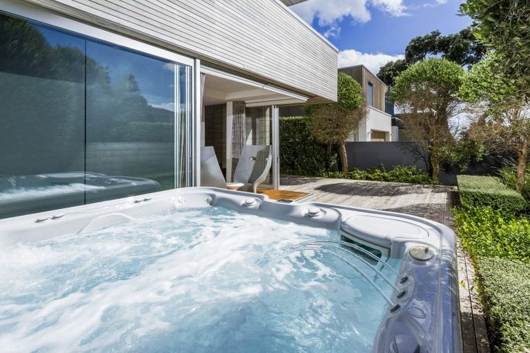 Photo of property in 28 Muritai Road, Milford, Auckland, 0620