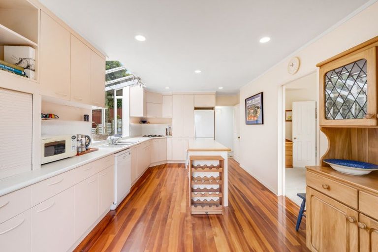 Photo of property in 18 Gibson Place, Mellons Bay, Auckland, 2014