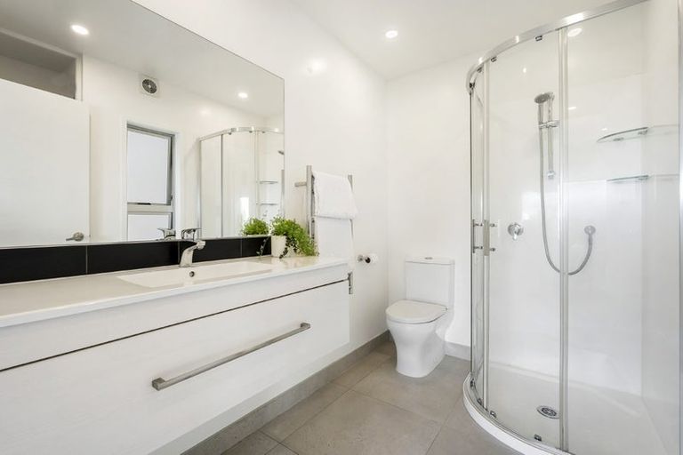 Photo of property in 2/86 Seaview Road, Castor Bay, Auckland, 0620