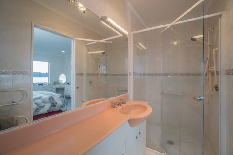 Photo of property in 50a Kiwi Esplanade, Mangere Bridge, Auckland, 2022