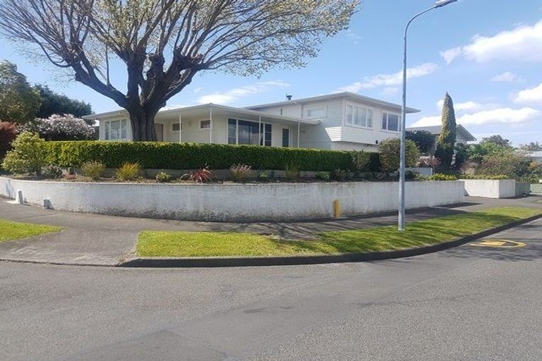 Photo of property in 2 Luton Street, Hokowhitu, Palmerston North, 4410