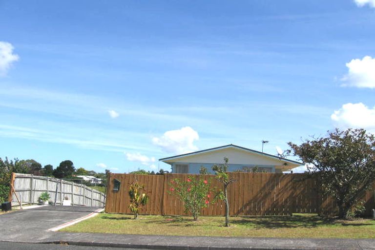 Photo of property in 32 Cockayne Crescent, Sunnynook, Auckland, 0620