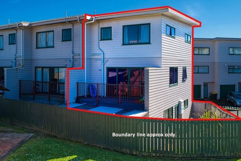 Photo of property in 20/1 Briar Way, New Lynn, Auckland, 0600