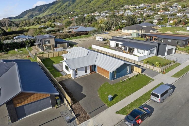 Photo of property in 18 Karearea Avenue, Waikanae, 5036