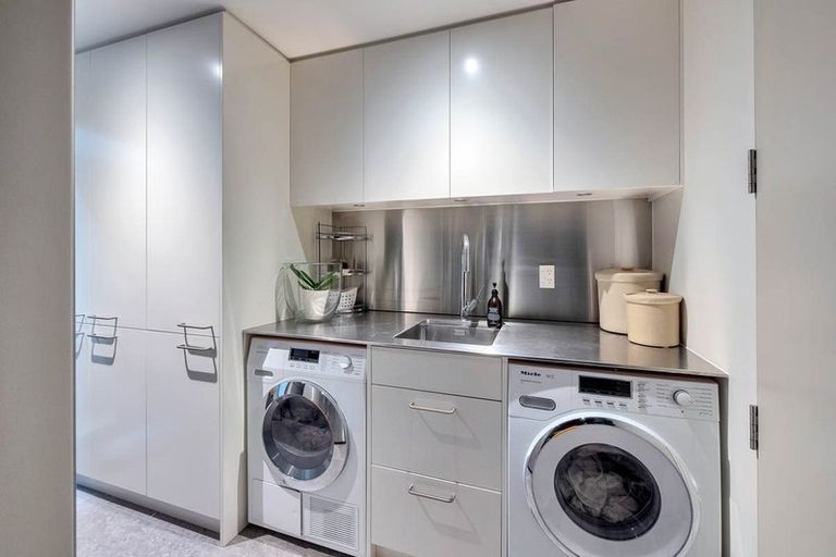 Photo of property in 48 Gladstone Road, Parnell, Auckland, 1052