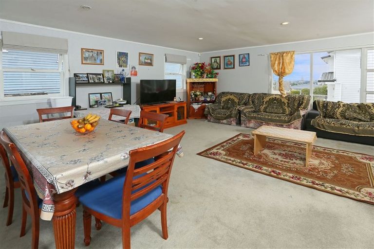 Photo of property in 12 Hepburn Road, Glendene, Auckland, 0602