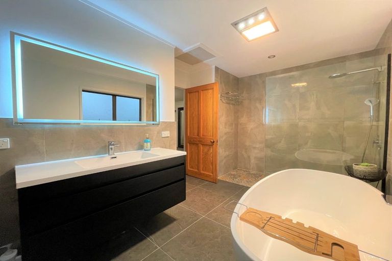 Photo of property in 54 Spence Road, Henderson, Auckland, 0612