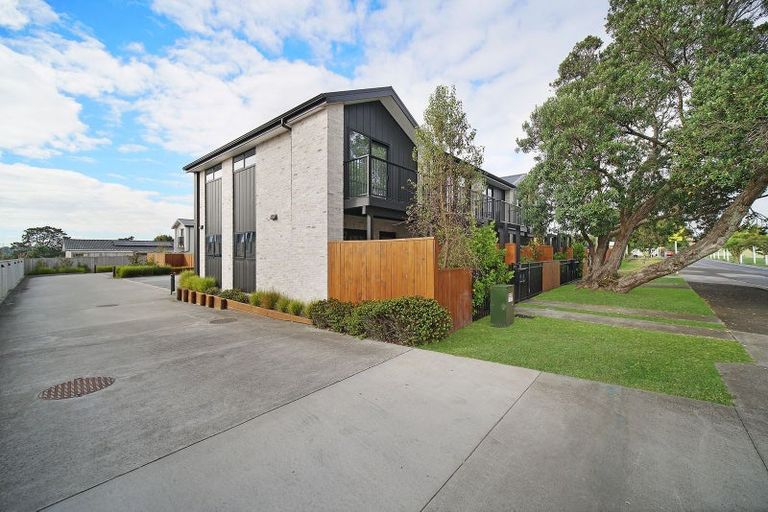 Photo of property in 3/137 Tirimoana Road, Te Atatu South, Auckland, 0602