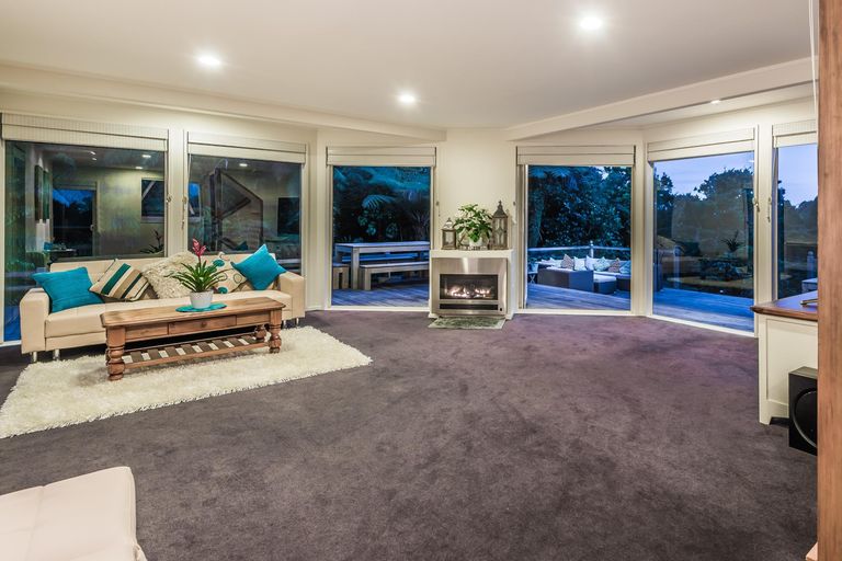 Photo of property in 412 Scenic Drive, Waiatarua, Auckland, 0612